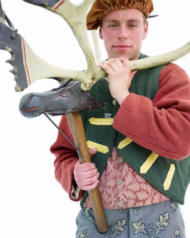 Rogati ples Ebots Bromli izvodi se i dan-danas i prikazan je na izložbi u muzeju Kompton Verni