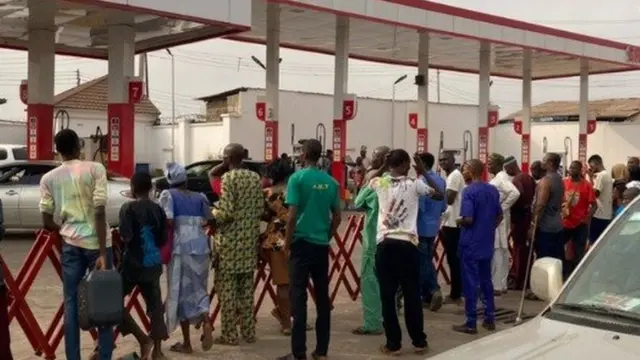 Àwọn èrò tó ń tò fún epo bẹntiró