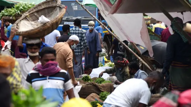 বাজারঘাটে সামাজিক দূরত্ব মানা হচ্ছে না একটুও।