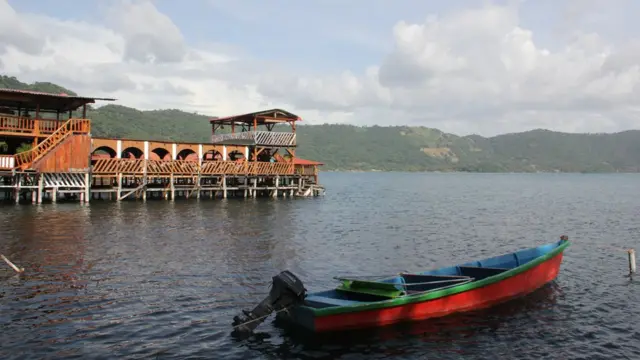 Foto del Lago de Coatepeque con el color del agua habitual.