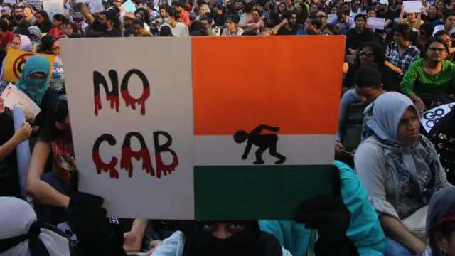 जगह- मुंबई, किसी प्रदर्शनकारी की नज़र में झंडे में एक रंग का फैलाव