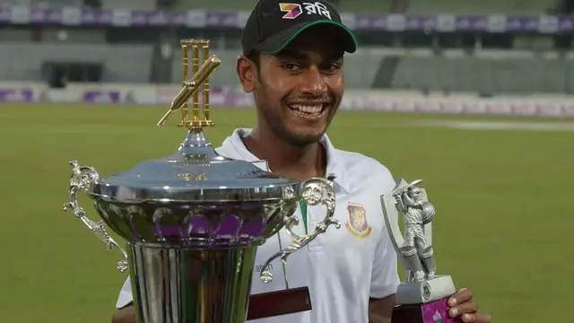 ইংল্যান্ডের বিপক্ষে টেস্ট সিরিজে ম্যান অব দ‍্য ম্যাচ ও ম্যান অব দ‍্য সিরিজের পুরস্কার জিতেছেন মিরাজ