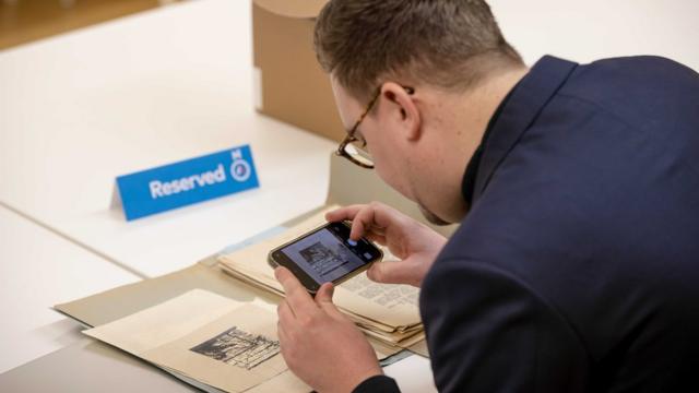 Uma pessoa tirando uma foto do mapa