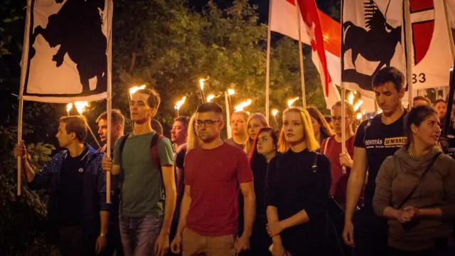 2017年塞爾納（中，紅衣戴眼鏡者）參加卡倫堡維也納之戰古戰場的集會遊行