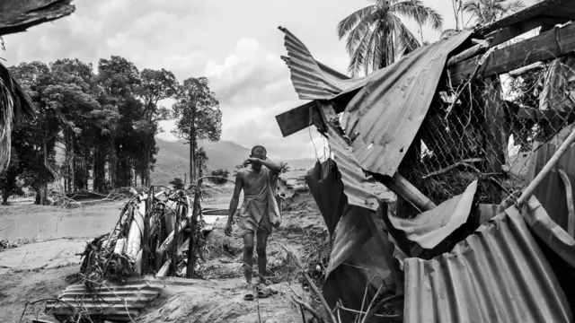 พระสงฆ์เดินทางมาค้นหาข้าวของที่จมไปในโคลนตม
