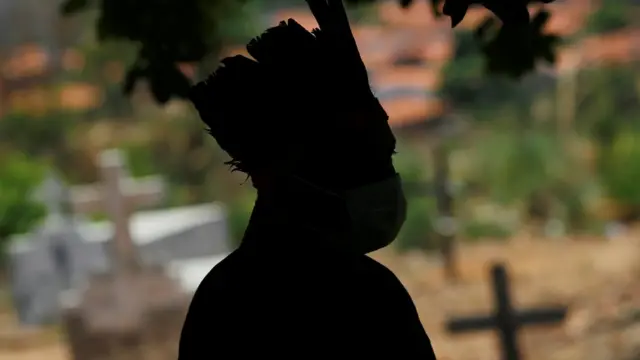 Indígena com máscara