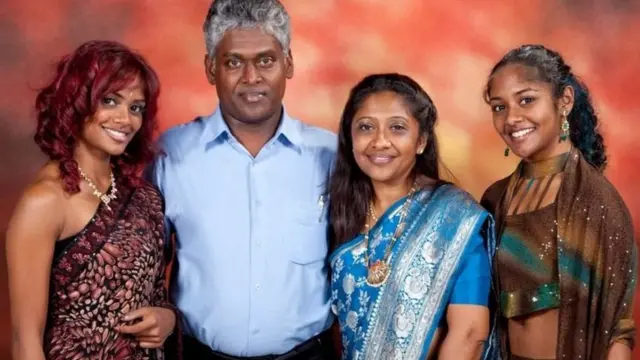 Anne Nathan akiwa na mumewe na wanawe