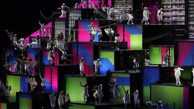 Танцевальный номер на церемонии открытия