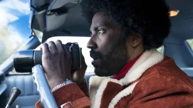 O ator John David Washington como Ron Stallworth no filme BlacKkKlansman