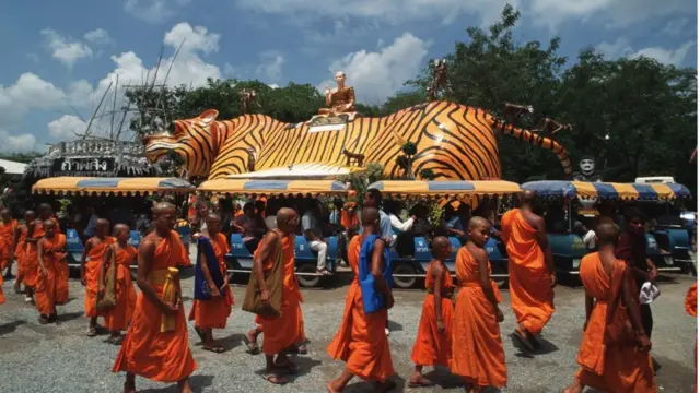 thai monks
