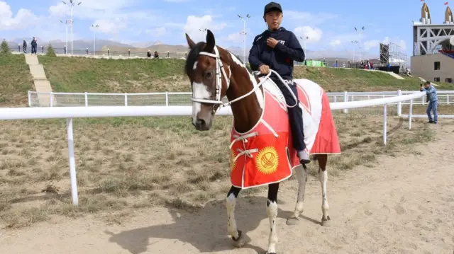 Эки жаштагы кунан байтал -Үмүт. Тайынан баштап чабылып, бир нече байге уткан.