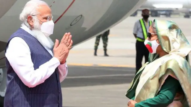 শুক্রবার ঢাকা অবতরণের পর বিমানবন্দরে নরেন্দ্র মোদীকে স্বাগত জানান শেখ হাসিনা