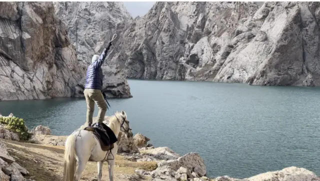 Ат мине элегиме бир топ болду эле. Моокум канганча минип, түшкүм келбей турду.