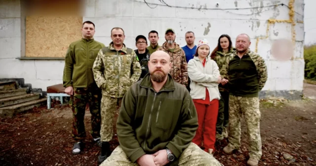 ศูนย์บริบาลผู้บาดเจ็บแห่งนี้ถูกตั้งขึ้นในตึกร้างผู้คน มีแพทย์และพยาบาลมากกว่า 10 คน