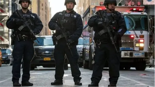 সোমবার সকালে নিউ ইয়র্কের ব্যস্ত সকালে বিস্ফোরণের ঘটনা ঘটে