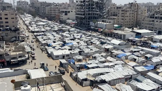 مئات الخيام وسط الركام بمنطقة مكتظة بالسكان مما يزيد من خطر الإصابة بلدغات ولسعات الثعابين والعقارب.