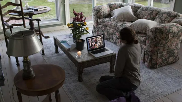 Kao i naši telefoni, video pozivi na Zumu na našim kompjuterima omogućuju društvenu vezu i donose vesti tokom pandemije, ali nas i dalje teraju da budemo zalepljeni za ekrane