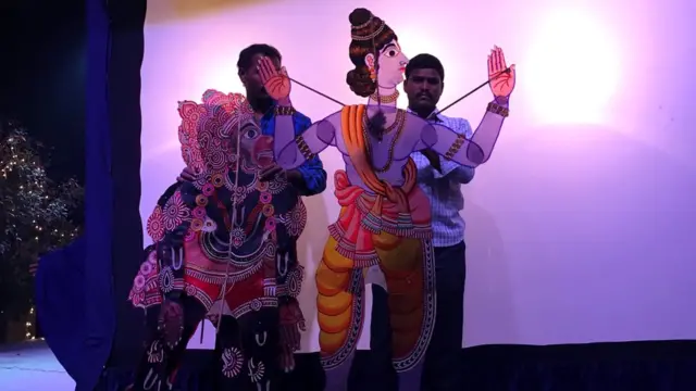 తోలుబొమ్మలతో కళాకారులు