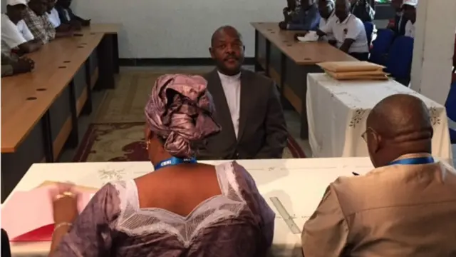 Pierre Nkuruzinza akiwasilisha stakabadhi zake kwa tume ya uchaguzi kuwania urais wa Burundi