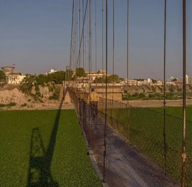 આ ઝૂલતા પુલનું ઉદ્ઘાટન 20 ફેબ્રુઆરી 1879ના રોજ, મુંબઈના એ વખતના ગવર્નર રિચર્ડ ટેમ્પલના હસ્તે કરાવાયું હતું