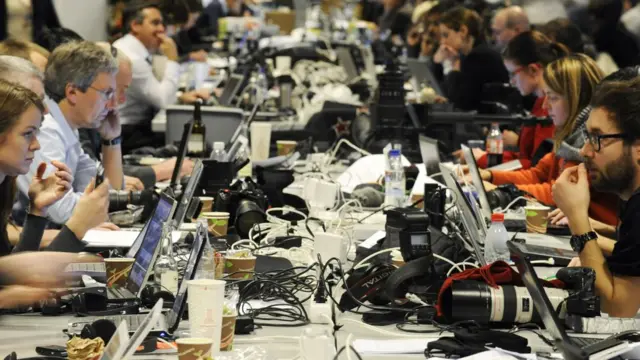 Decenas de computadores en una mesa