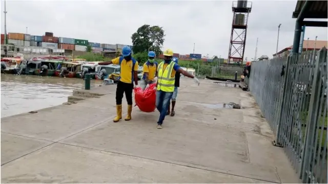 Awọn osisẹ adoola ẹmi n gbe oku kan kuro loju omi