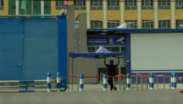 யினிங் நம்பர் 3 நடுநிலைப் பள்ளி இப்போது பாதுகாப்பாக அடைத்து வைக்கப்படும் மையமாகிவிட்டதாக நம்பப்படுகிறது