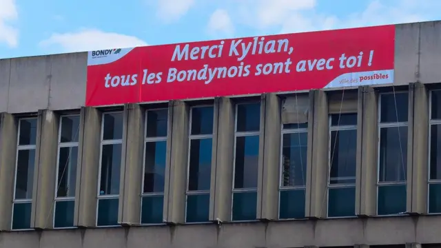 Affiche de soutien à Mbappé sur la façade de la mairie de Bondy