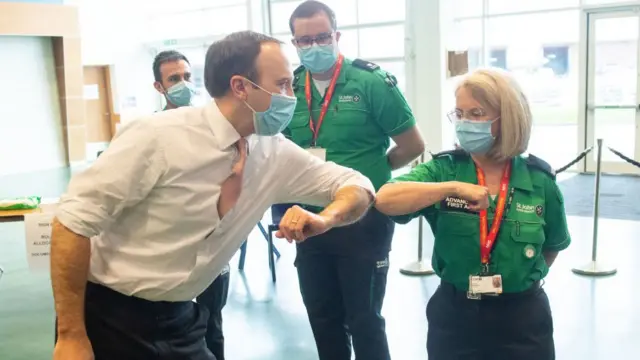 وزير الصحة مات هانكوك يلتقي بالعاملين والمتطوعين خلال زيارة لمركز لقاحات هيئة الخدمات الصحية الوطنية