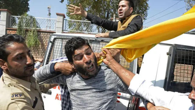 لو جہاد اور اس طرح کے دوسرے مسلم مخالف نفرت انگیز پروپگنڈے کا معاشرے پر گہرا اثر پڑ رہا ہے۔ عام لوگ اب ان میں یقین کرنے لگے ہیں۔