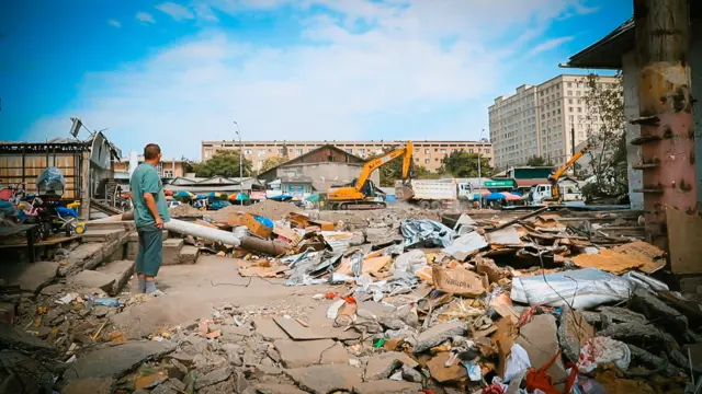 Ак-Буурадан базарга алып келчү көпүрөлөр бузулуп, азыр тегереги ушундай абалда 