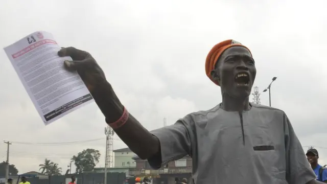 Yayin da wasu ke murna, wasu na zanga-zanga tare da buƙatar Shugaba Muhammadu Buhari ya ajiye aiki.