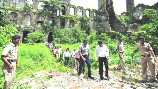 શક્તિ મિલ કંપાઉન્ડમાં મહિલા પત્રકાર પર થયેલા સામુહિક બળાત્કારના કેસની તપાસ માટે ઘટના સ્થળે હિમાંશુ રોય