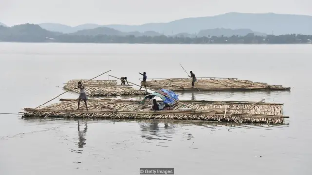 Cuộc sống hiểm nguy trên những cù lao sạt lở - BBC News Tiếng Việt