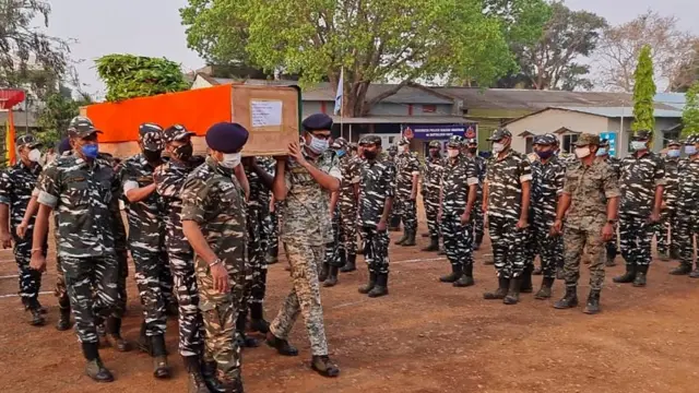 மாவோயிஸ்ட் தாக்குதலால் உயிரிழந்த மத்திய துணை ராணுவ படையினரின் உடல்