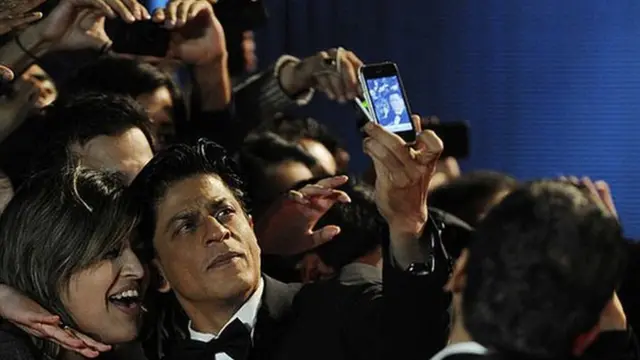 L'acteur Shah Rukh Khan pose avec des fans alors qu'il assiste à la première britannique de Ra One à l'O2 Arena le 25 octobre 2011.