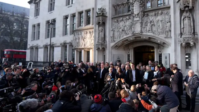 Журналисты у входа в Верховный суд