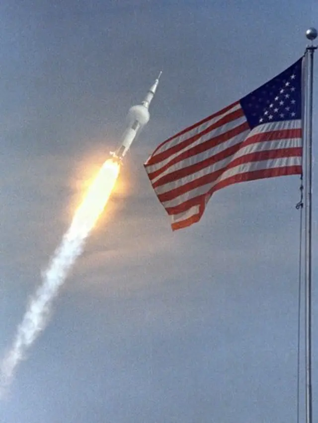 Nave rumbo a la Luna.