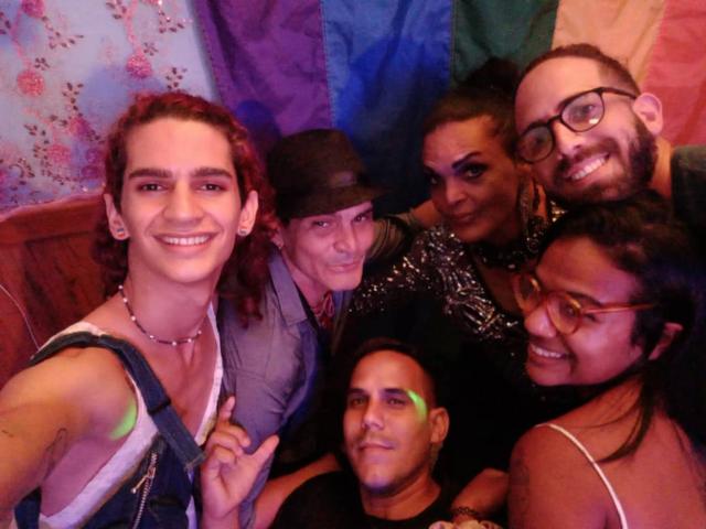 El activista Daniel Triana (izquierda) con otros miembros de la comunidad LGBT.