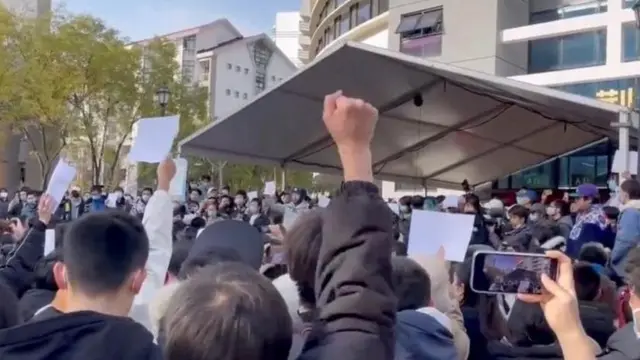 Pekin'de gösteri yapan Singua Üniversitesi öğrencileri 