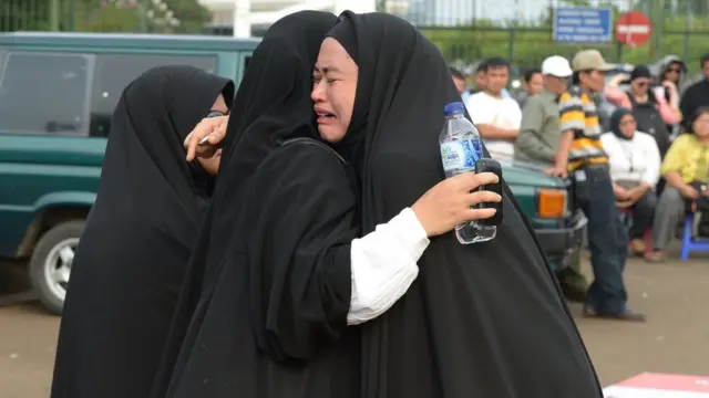 Pemeluk syiah menangis saat aksi di Jakarta.