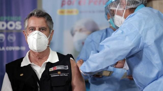 El presidente de Perú, Francisco Sagasti, siendo vacunado contra el coronavirus el pasado 9 de febrero
