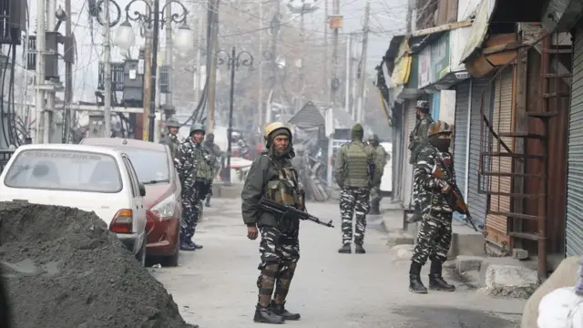 एनआईए ने सोमवार को श्रीनगर के अमीरा कदल में ख़ुर्रम परवेज़ के दफ़्तर पर छापा मारा. एनआईए के साथ अर्धसैनिक बल और जम्मू-कश्मीर पुलिस भी थी.