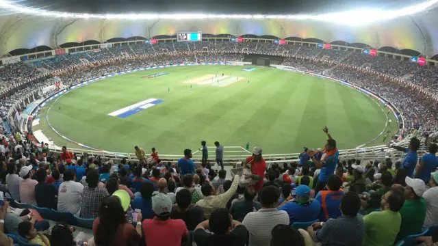 क्रिकेट का मैदान