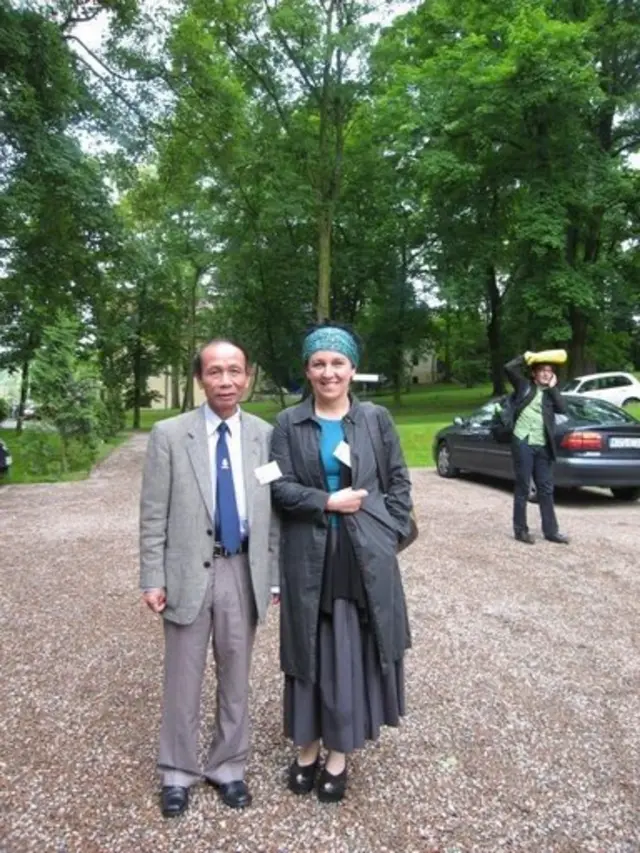 Olga Tokarczuk và dịch giả Lê Bá Thự tại Hội nghị dịch giả văn học Ba Lan toàn thế giới tại cố đô Krakow năm 2013.