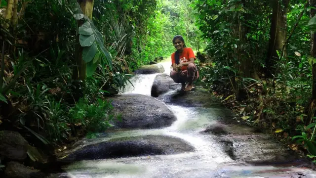 මාර්ගය හරහා ජලය ගලා ගෙන යන ආකාරය පෙන්වන 3D සිතුවම.