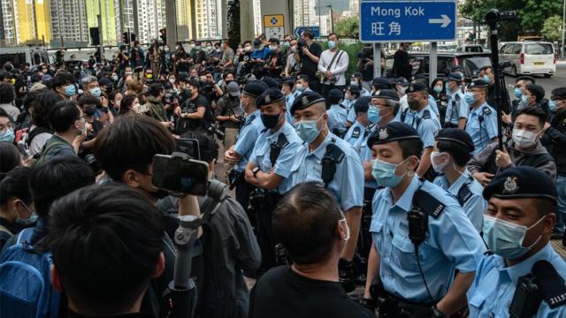 Cảnh sát cố gắng kiểm soát đám đông người biểu tình tụ tập bên ngoài tòa án sơ thẩm Tây Kowloon