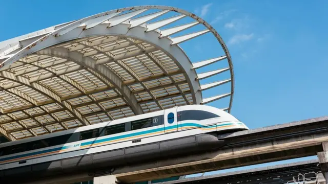 磁悬浮列车使用类似的系统，而列车在铁轨上运行（图片来源: iStock）