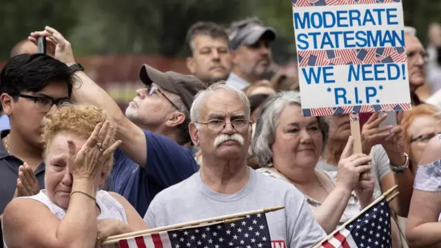 люди на похоронах