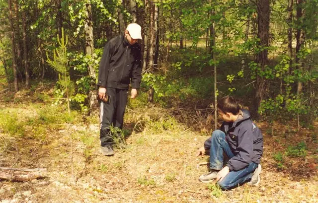 Участники школьного поискового отряда работают на территории бывшего детского кладбища Красно-Ягского сельхозотделения Инталага/Минлага. Пос. Красный Яг Печорского района Республики Коми. Фото 25.06.2005